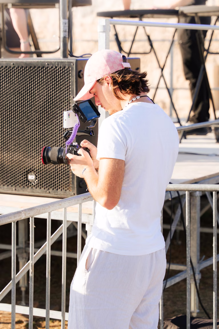 Portrait de Julian Espin, vidéaste, cadreur et monteur freelance basé à Arles