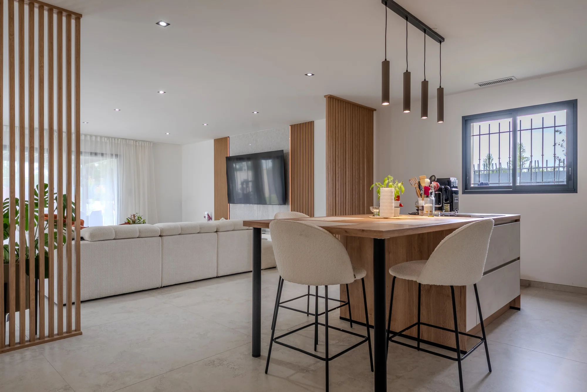 Coin repas ouvert sur le séjour, photographie immobilière en grand-angle par Julian Espin