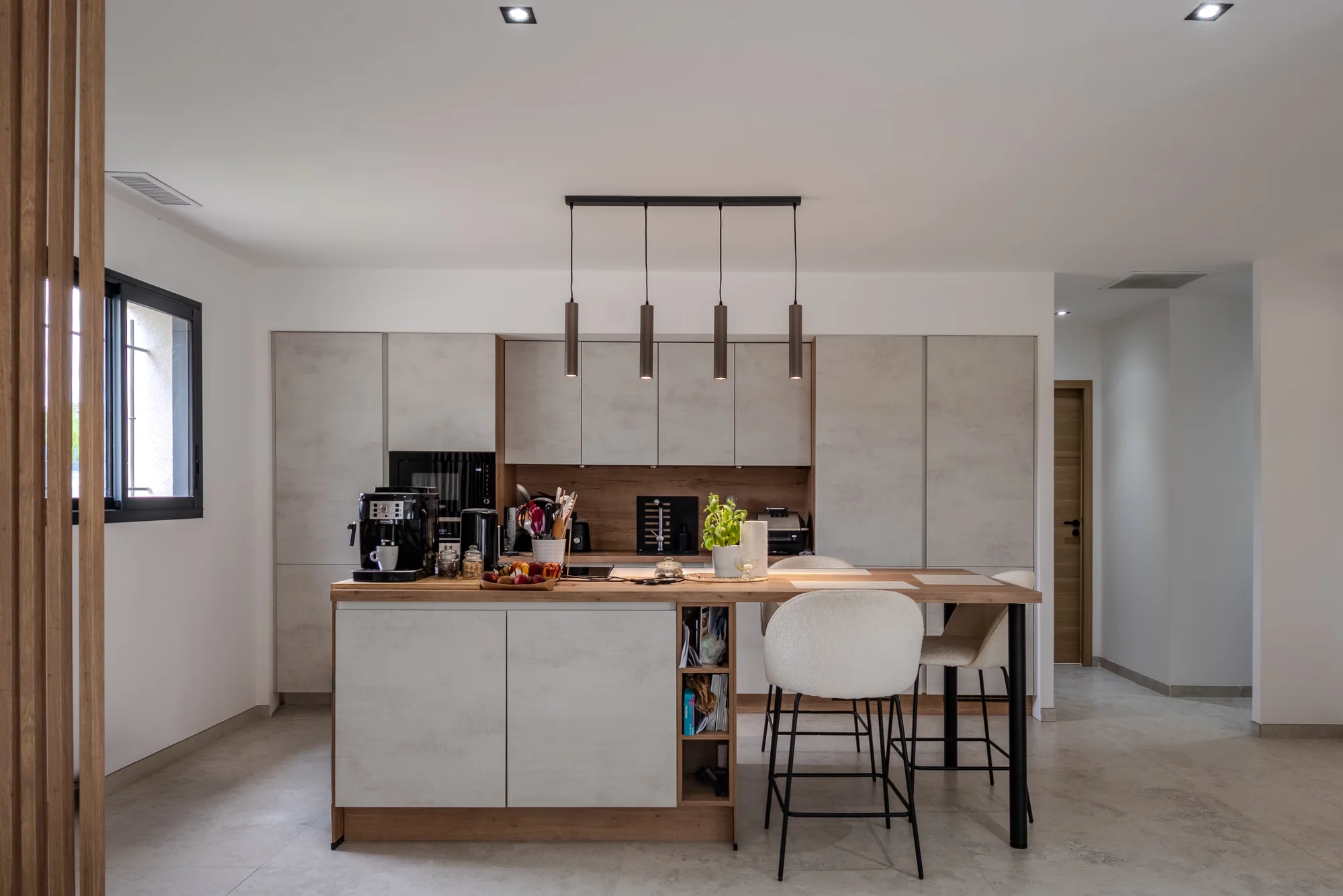 Cuisine avec îlot central photographiée en lumière naturelle pour une annonce immobilière