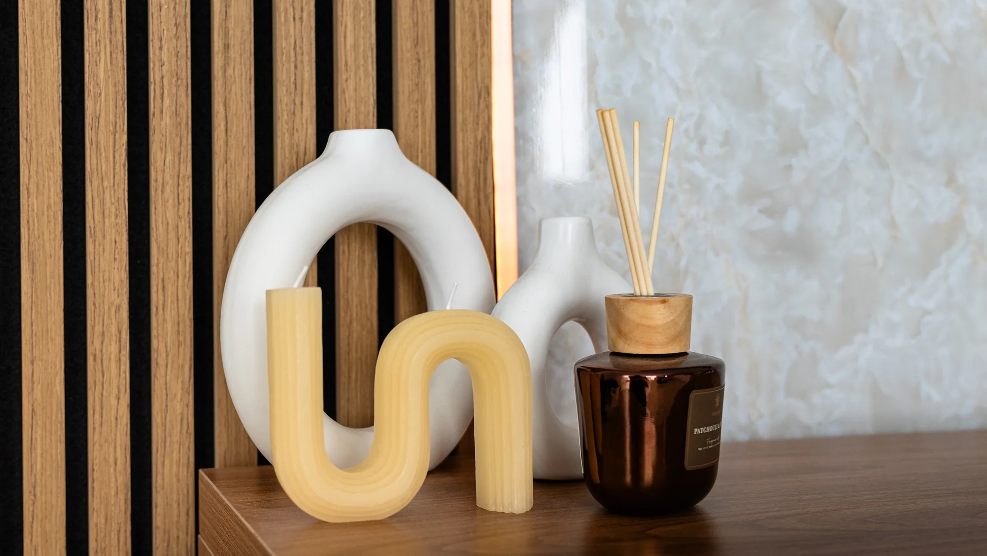 Mise en scène d'objets de décoration photographiée par Julian Espin