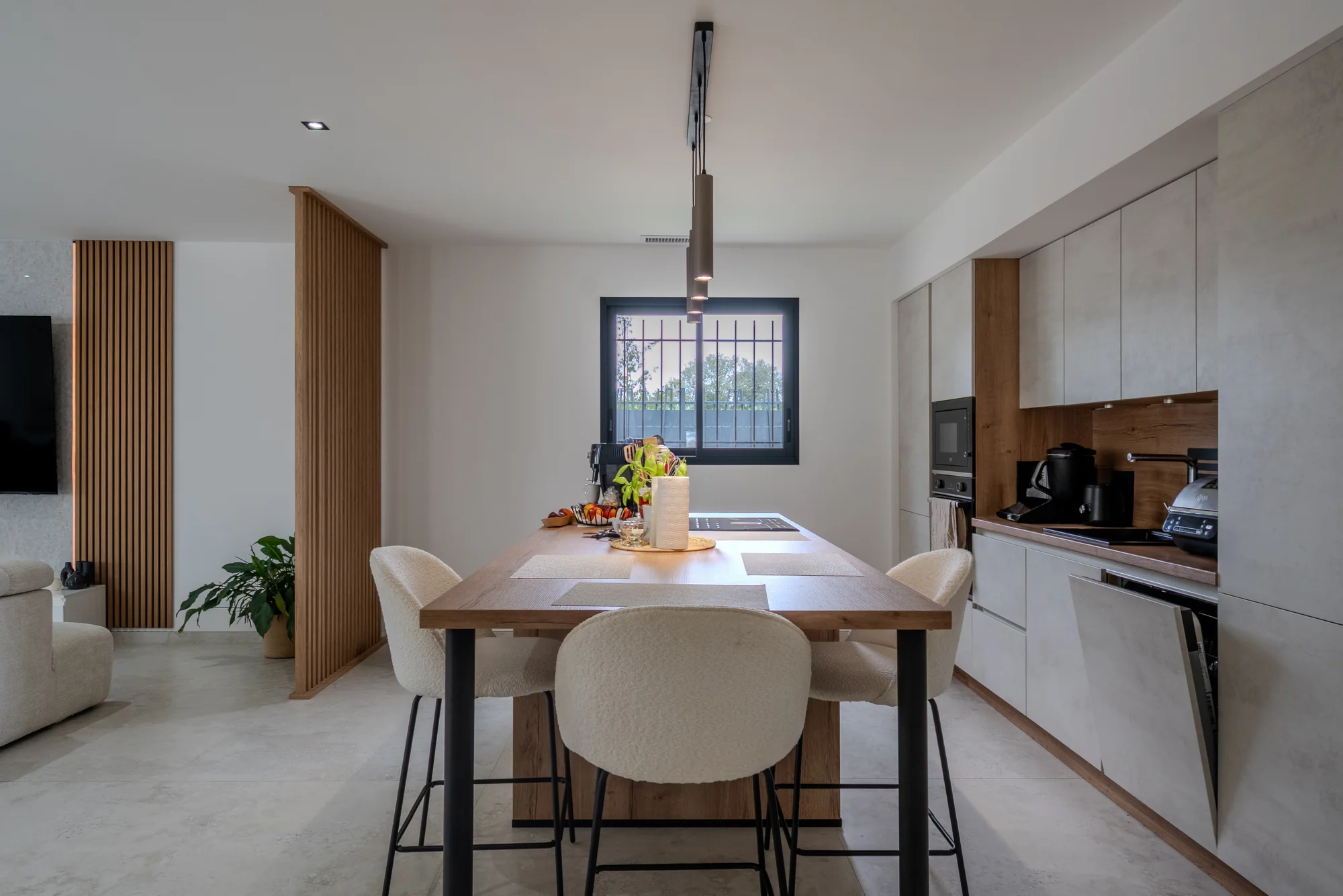 Salle à manger ouverte sur la cuisine, prise de vue immobilière grand-angle