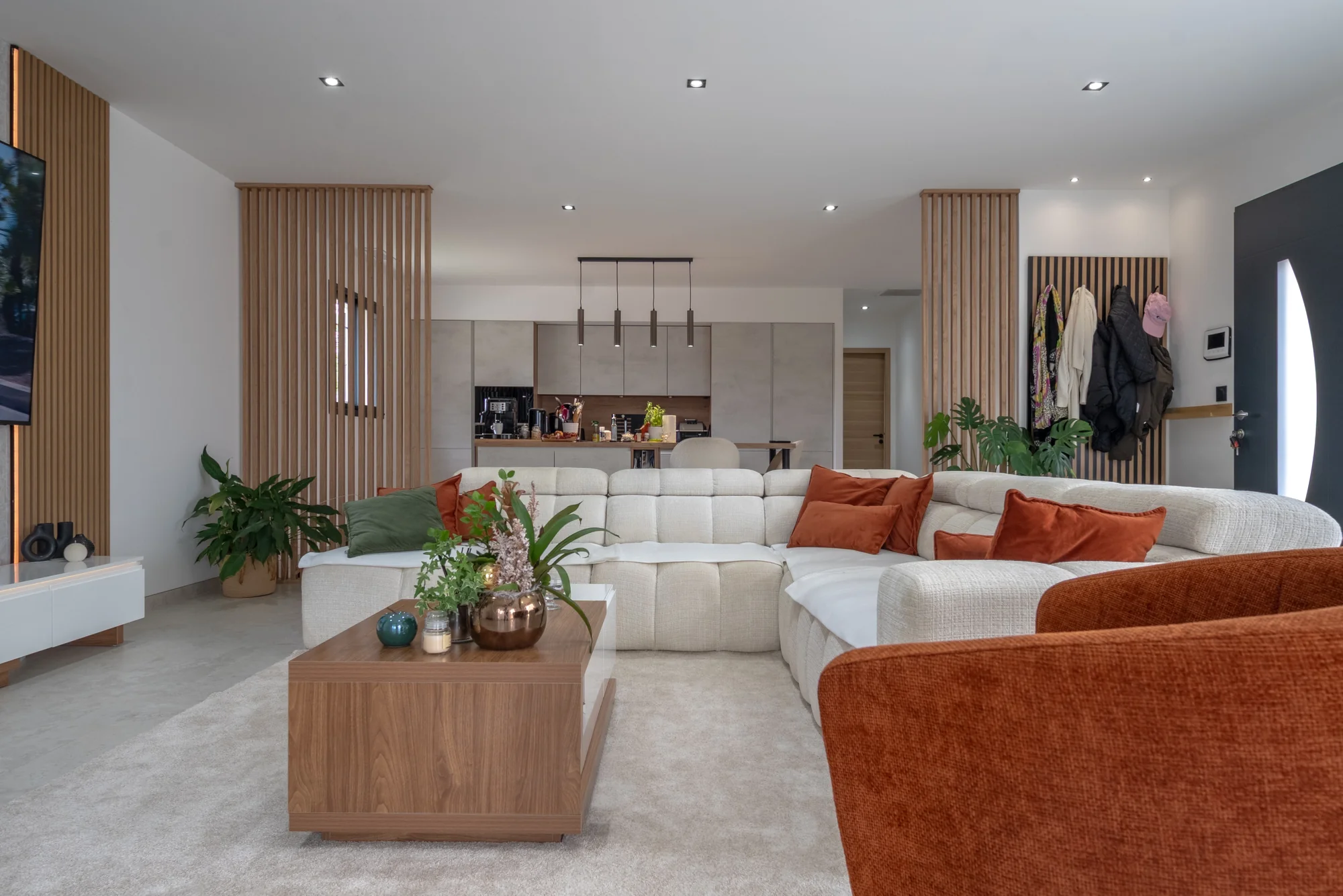 Séjour lumineux d'une maison contemporaine photographié par Julian Espin, photographe immobilier